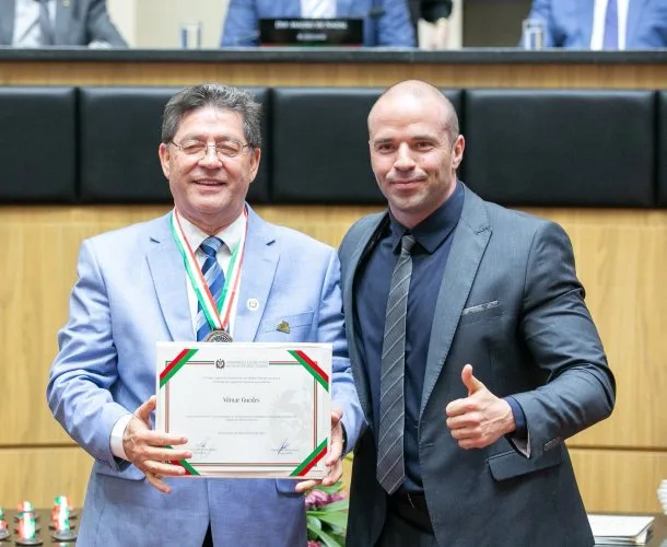 PRESIDENTE GUEDES RECEBE A COMENDA DO LEGISLATIVO CATARINENSE