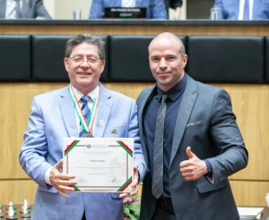 PRESIDENTE GUEDES RECEBE A COMENDA DO LEGISLATIVO CATARINENSE