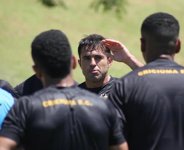 COM O ACESSO GARANTIDO, ELENCO SE REAPRESENTA NO CT