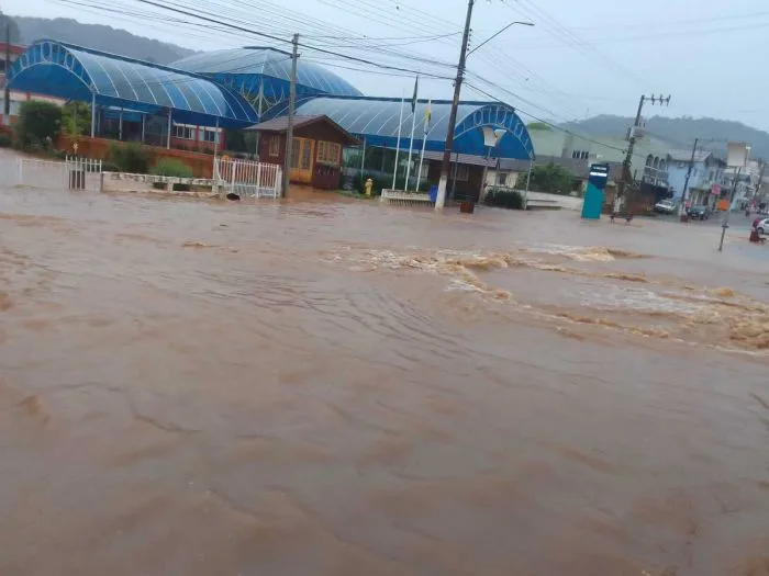 Ao longo do ano de 2023, SC registrou apenas 48 dias sem chuva
