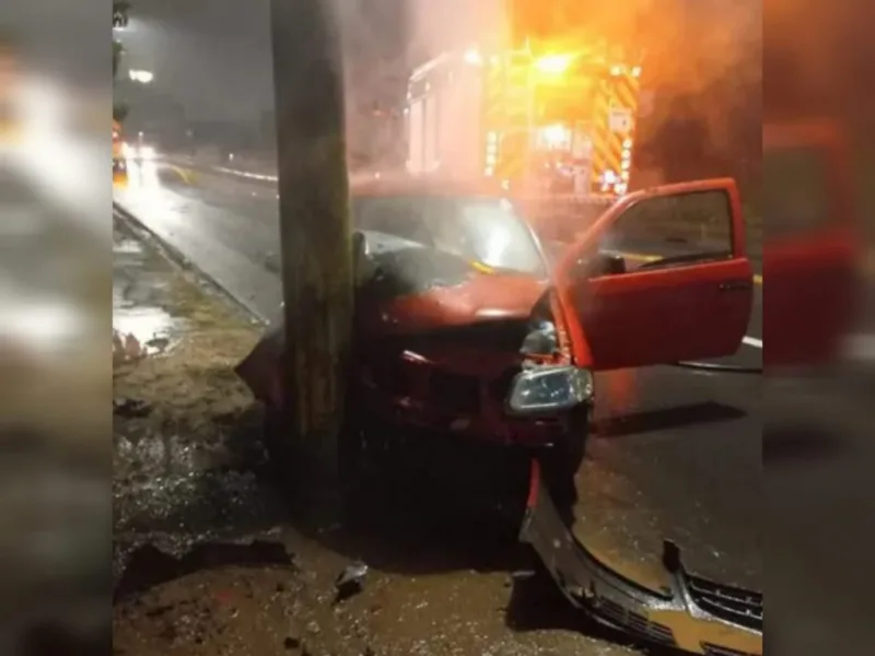 Içara: Motorista colide com poste e carro pega fogo