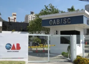 OAB exige medidas após juíza de Santa Catarina gritar e ameaçar testemunha em audiência virtual