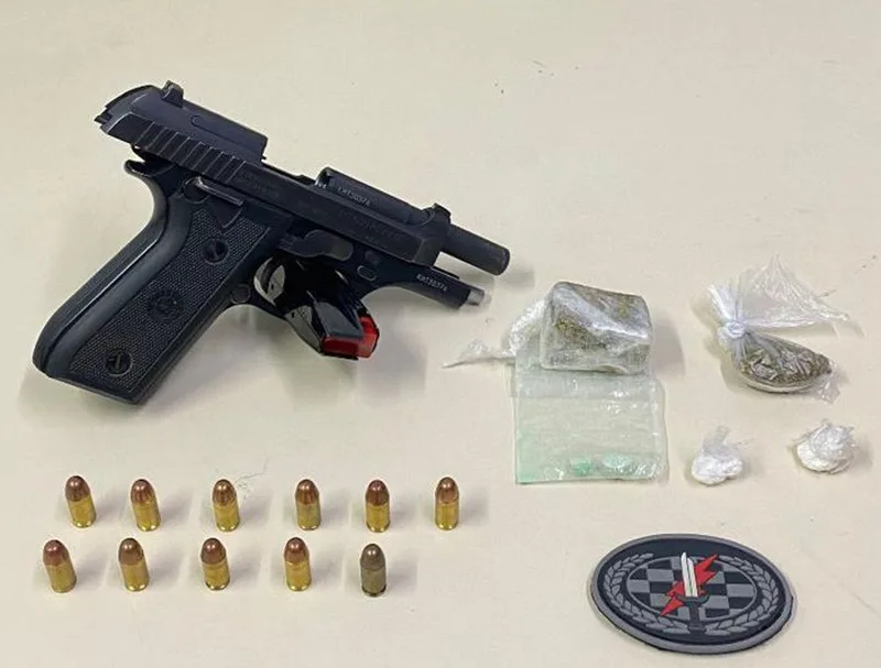 Operação policial em Balneário Rincão resulta em prisão por porte de arma e tráfico de drogas