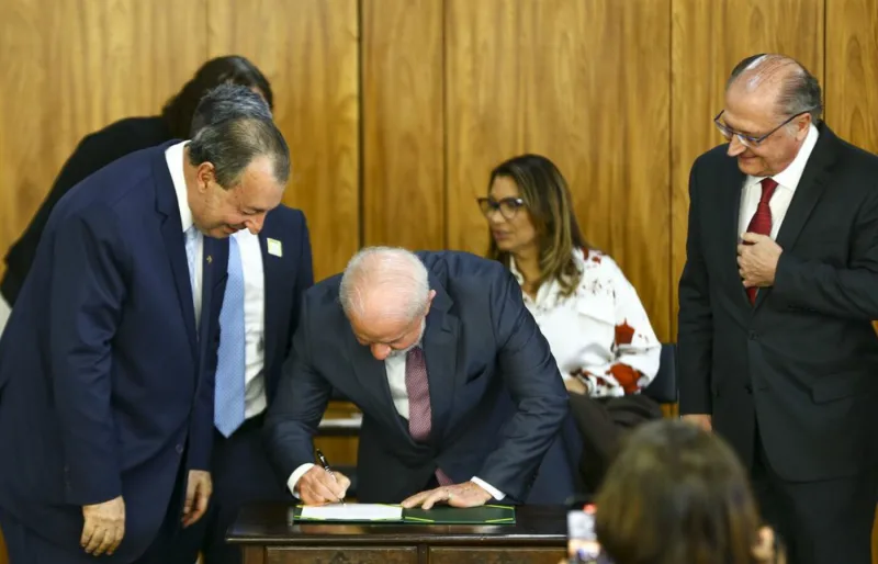 Quase 30% dos municípios fecharão 2023 no vermelho; prefeitos culpam governo Lula por déficit