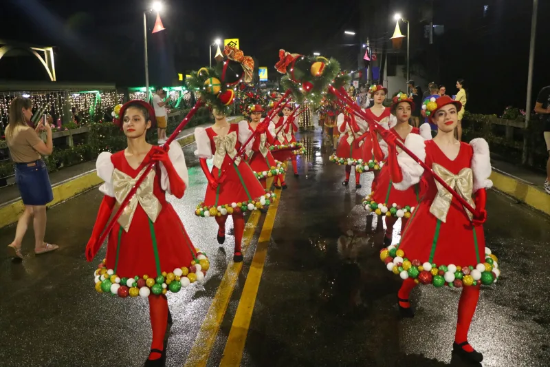 Desfile em Nova Veneza encanta público