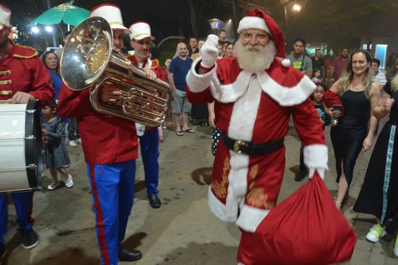 População de Siderópolis participa da chegada do Papai Noel