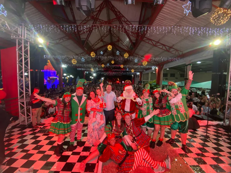 Mais de 3 mil pessoas acompanharam a chegada "radical" do Papai Noel em Forquilhinha
