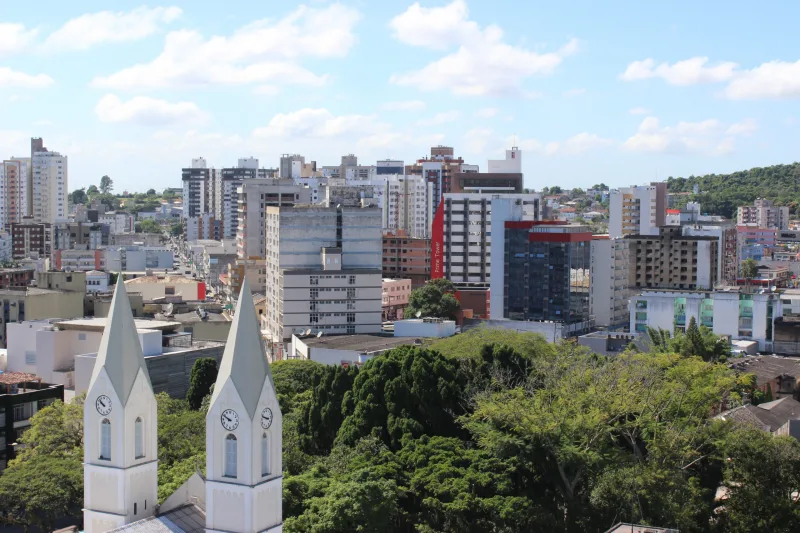 Quinta-feira inicia com temperaturas elevadas e risco de temporais com granizo em SC