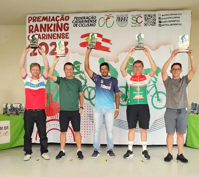 Atleta de Siderópolis recebe premiação da Federação Catarinense de Ciclismo