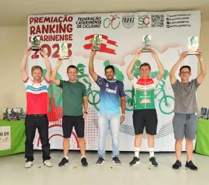 Atleta de Siderópolis recebe premiação da Federação Catarinense de Ciclismo