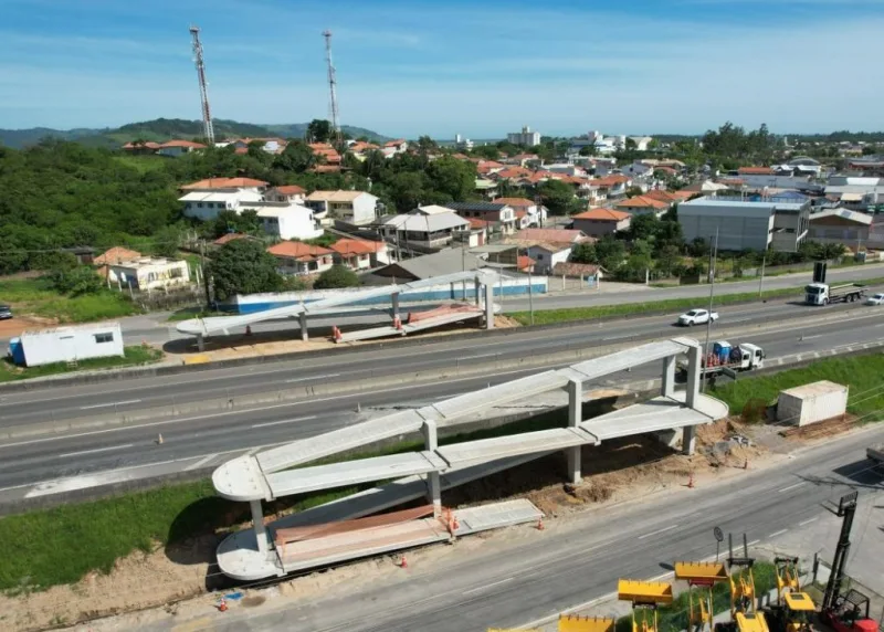 Obras da nova passarela em Capivari de Baixo avançam