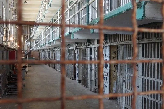 Justiça questiona Estado sobre falta de efetivo em presídio interditado de Araranguá