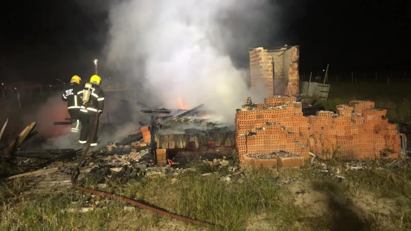 Residência é completamente destruída pelo fogo