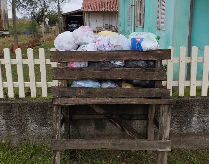Após acúmulo de lixo nos balneários, serviço de coleta é retomado em Jaguaruna