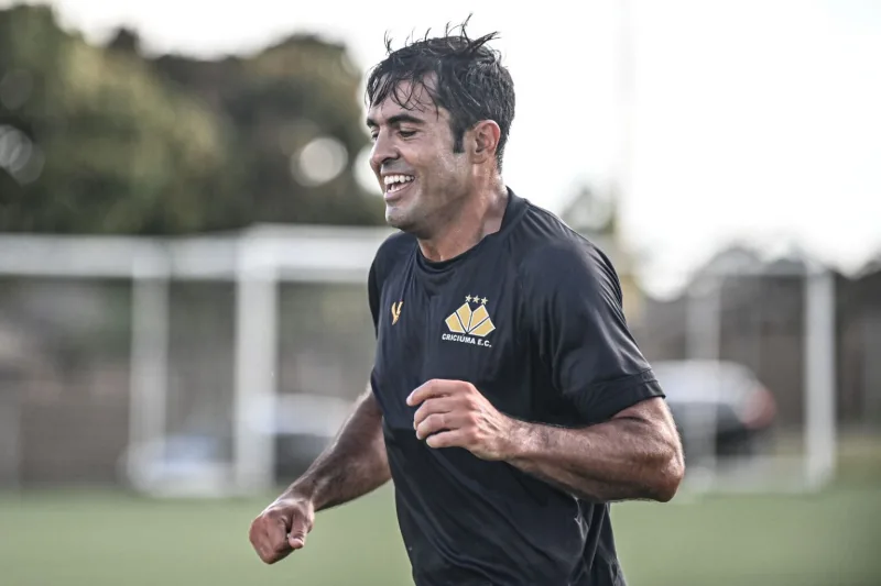 Éder volta a treinar, mas ainda não decidiu sobre jogar toda a temporada