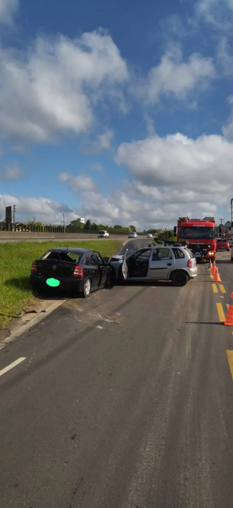 Colisão deixa três feridos na BR-101