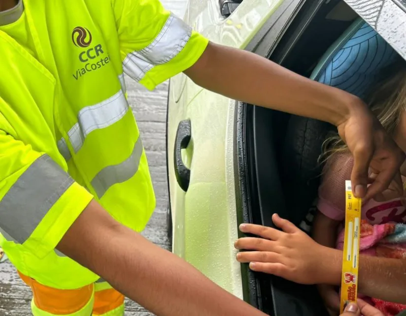 CCR ViaCosteira distribui pulseirinhas de identificação na BR-101 Sul/SC