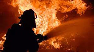 Corpo de Bombeiros combate incêndio em galpão em Nova Veneza