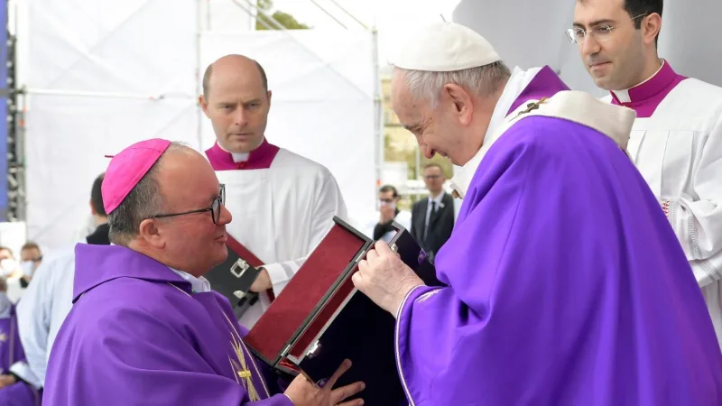 Assessor do Papa Francisco defende que padres recebam permissão para casar