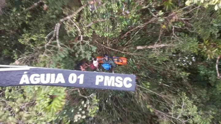 Casal é resgatado pelo helicóptero Águia 01 da PM após se lesionarem em trilha