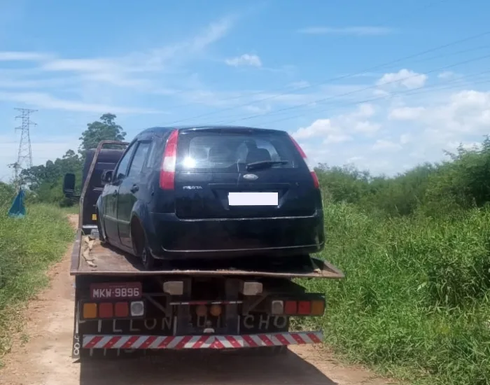 Carro furtado de garagem em Jaguaruna é encontrado sem as rodas em Sangão