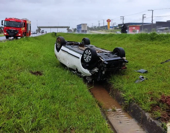 Três pessoas são hospitalizadas após capotamento de carro na BR-101, em Içara