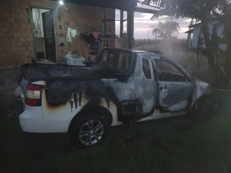 Veículo pega fogo e dono apaga com ajuda de mangueira