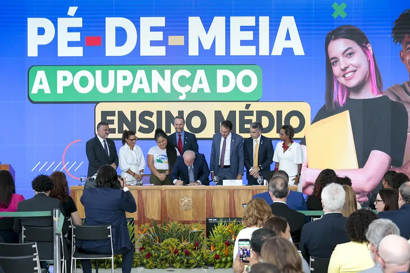 Ensino médio: Pé-de-Meia dará R$ 2 mil por ano a alunos de baixa renda