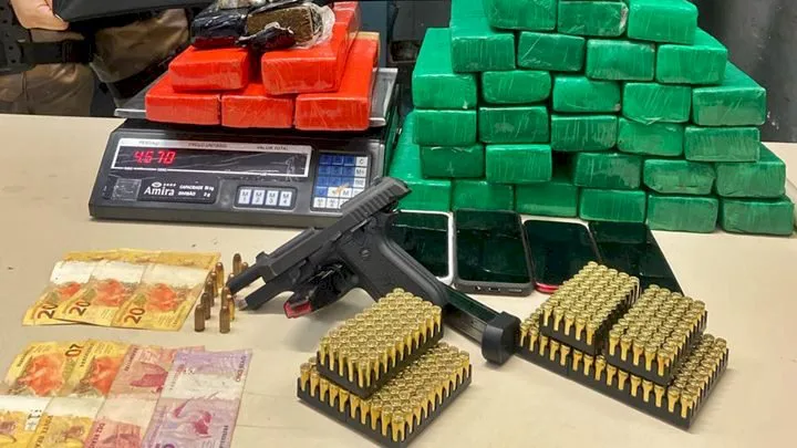 Dupla é detida com arma de fogo, mais de 400 munições e 23,5 kg de maconha