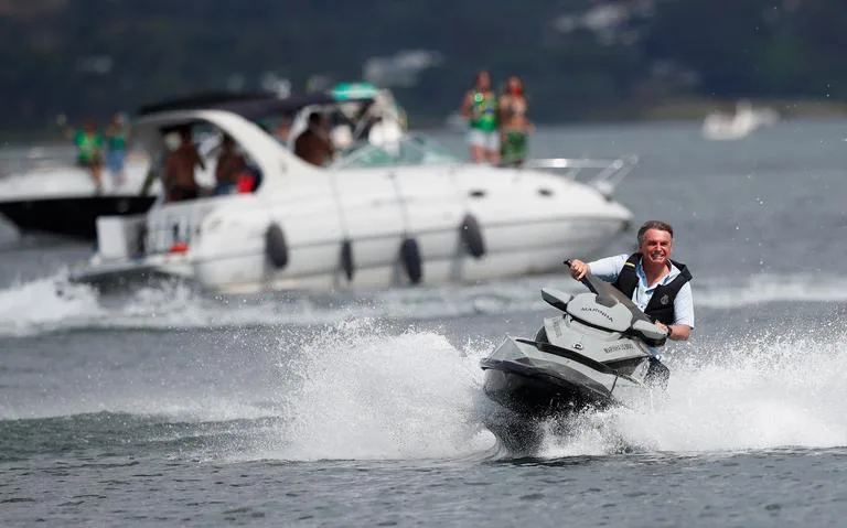 PF investiga Bolsonaro por supostamente ‘importunar’ baleia jubarte em praia de SP