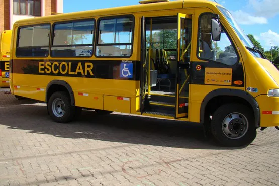 Juiz condena servidor que usou ônibus escolar para transportar caminhoneiros grevistas