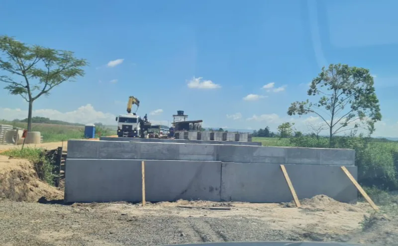 Com a instalação da ponte de concreto, obra da Rodovia dos Trilhos entra na fase final