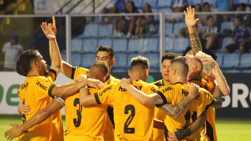 Criciúma goleia Avaí na ressacada com dois jogadores a menos
