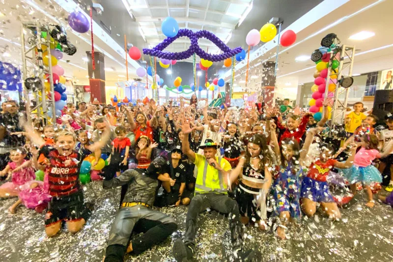 Folia, confete e muita serpentina: Criciúma Shopping promove 11º Bailinho de Carnaval