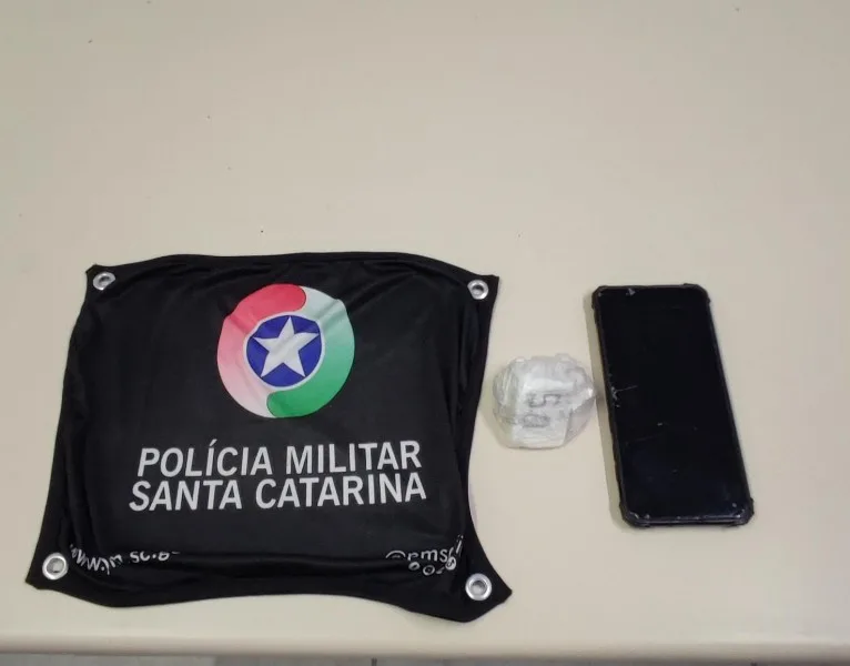 Jovem é apreendido após ser abordado com cocaína em Criciúma