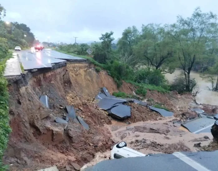Cratera se abre na BR-470 e atinge carro com ocupantes; rodovia está totalmente interditada