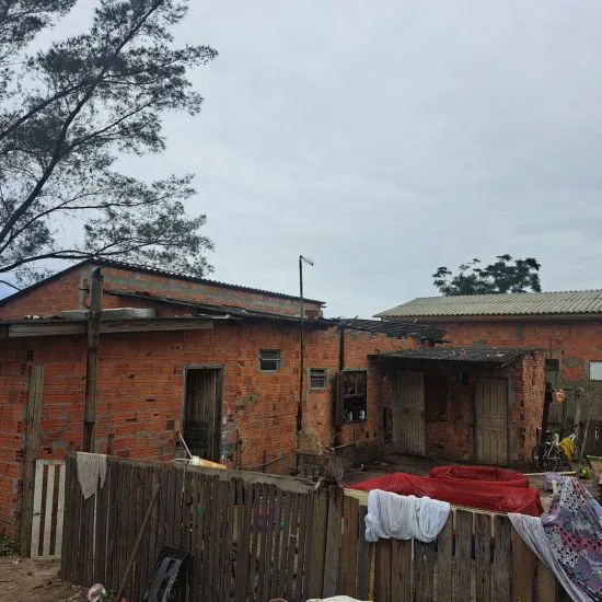 Telhado de residência cai no Balneário Rincão e deixa 12 crianças desabrigadas