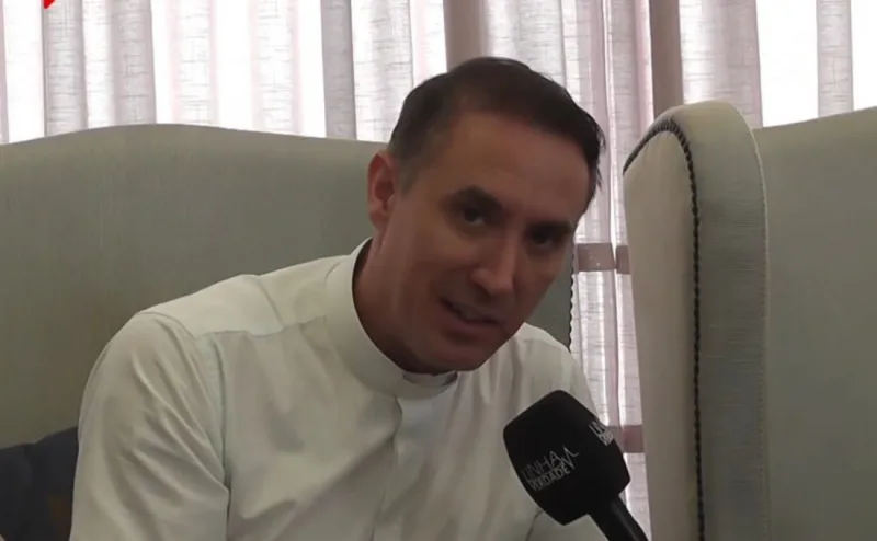 Padre Antônio Vander se pronuncia após viralizar em vídeo assistindo Carnaval carioca