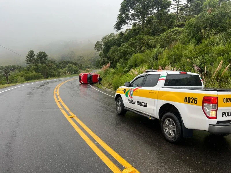 Mulher tomba veículo após perder controle na rodovia em São Joaquim