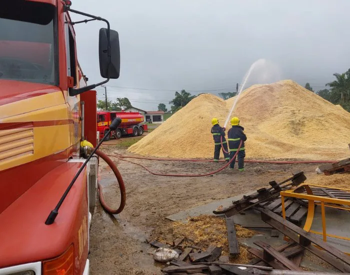 Incêndio em galpão causa prejuízo de mais de R$ 200 mil