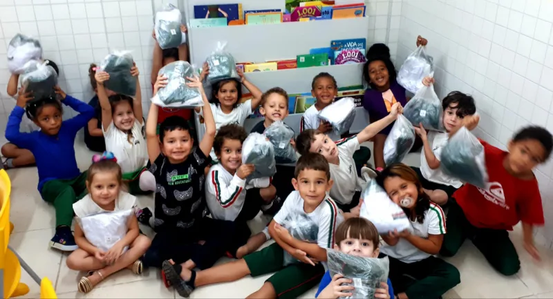 Voltas às aulas com entrega de kit material escolar e uniforme para a criançada