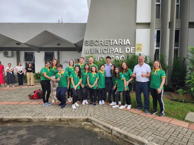 Estudantes da rede municipal de Criciúma embarcam para competição internacional de matemática na Tailândia