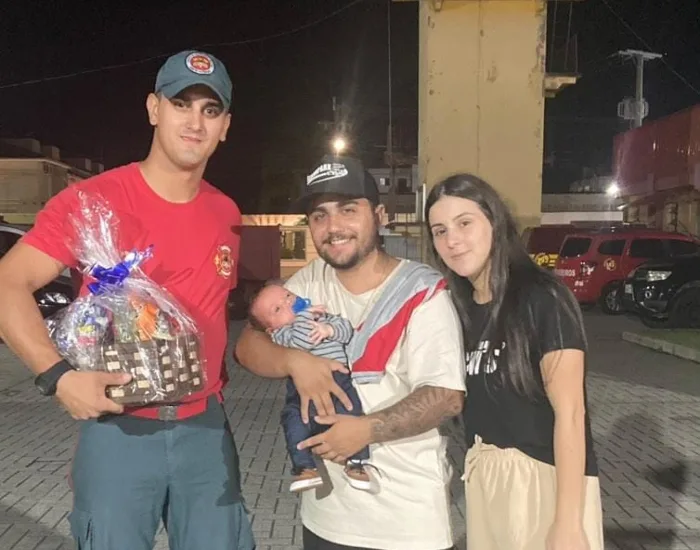 Família de bebê salvo por bombeiros de Tubarão volta ao quartel para agradecer