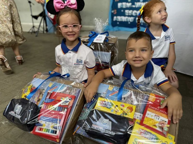 Prefeito de Balneário Rincão entrega material escolar gratuito e anuncia entrega do uniforme