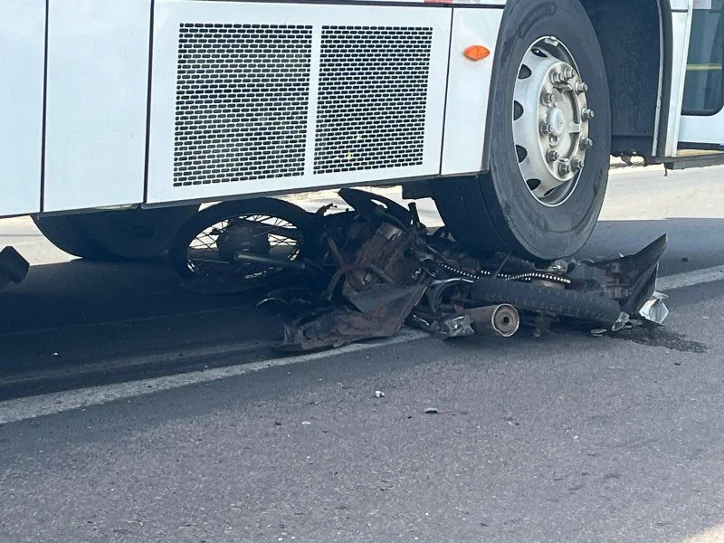 Motociclista é conduzido ao hospital após acidente com ônibus no Centro de Criciúma