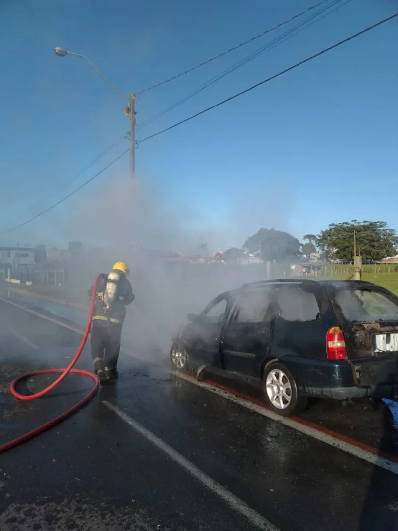 Incêndio consome automóvel em Araranguá