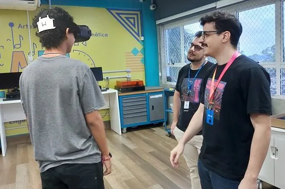 Jovens em acolhimento, com óculos de realidade virtual, enxergam futuro na tecnologia