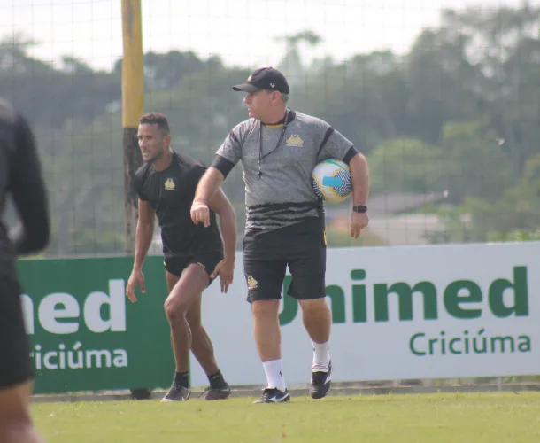 Tencati no comando do treino tático no Majestoso
