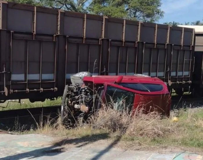 Motorista fica ferida após colidir carro contra trem na Esplanada, em Içara