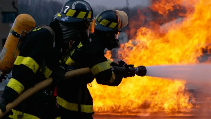 Incêndio a deposito de gás em Balneário Gaivota mobiliza bombeiros de Sombrio